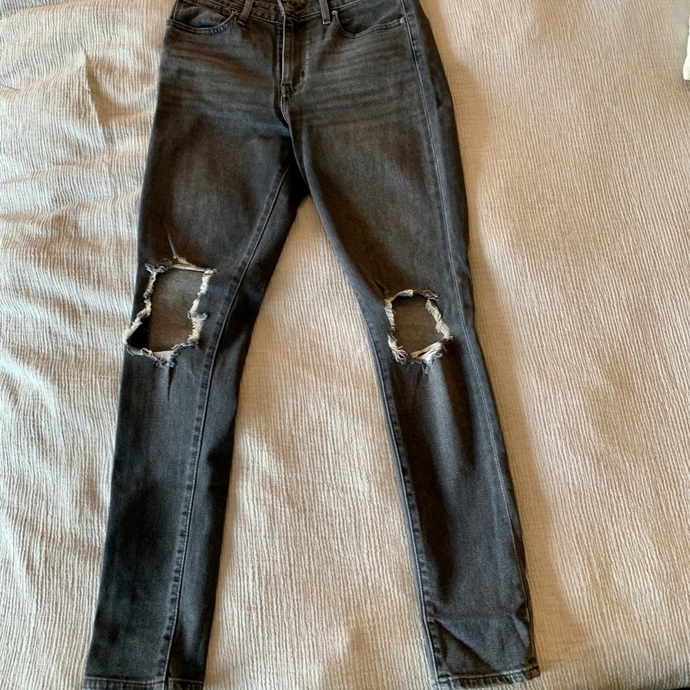 Levi’s High Rise Black Jean - Picture 2 of 3
